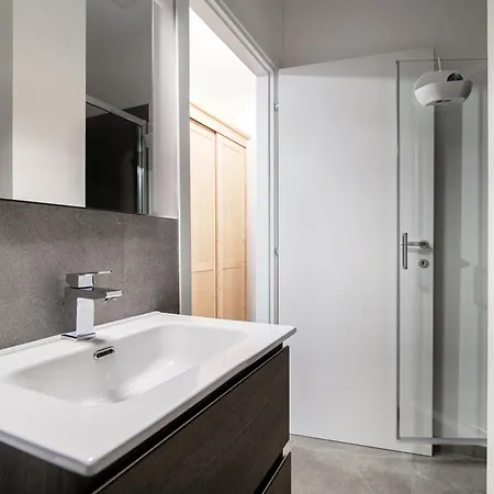 Joivy Stylish 2-bedroom By アパート