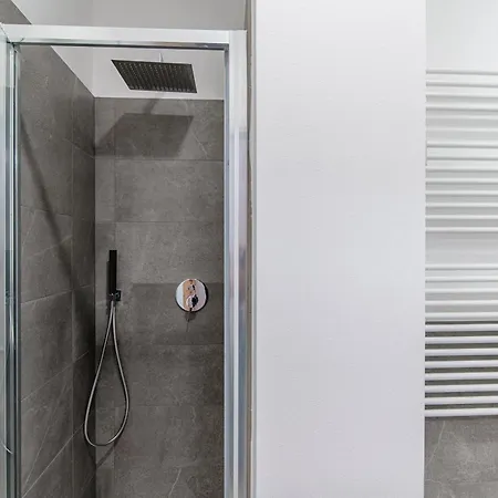 Joivy Stylish 2-bedroom By コモ